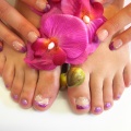 Paars-lila met glitters en strass steentjes; handen en voeten hetzelfde!
